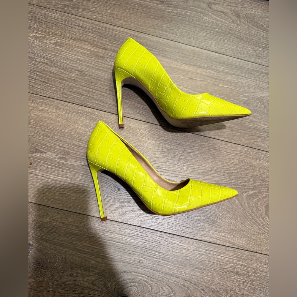 Steve Madden Vala-C neon yellow crocodile-embossed pumps - Picture 9 of 11